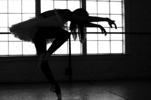 balance-ballerina-ballet-black-and-white-Favim_com-711938